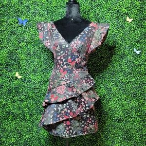 A beautiful Monique Lhuilli Vneck cocktail dress.